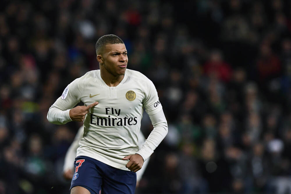 真好用！阿杰伊·米切尔机警抢断反击 直接双手暴扣空篮！